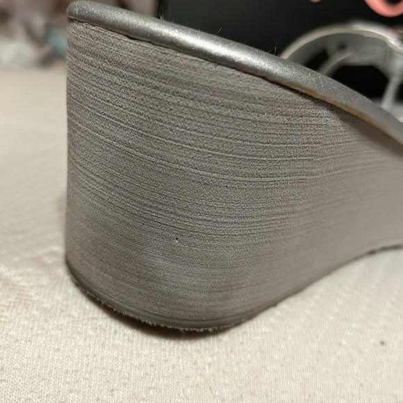 Nina sandals with rhinestones on bow silver color comes with original box - Picture 6 of 8